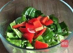 皮蛋炒青椒的做法图解2