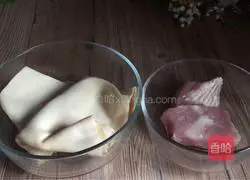 Illustration of how to make stir-fried meat with tofu skin 1
