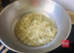 凉拌酸辣粉皮的做法图解2