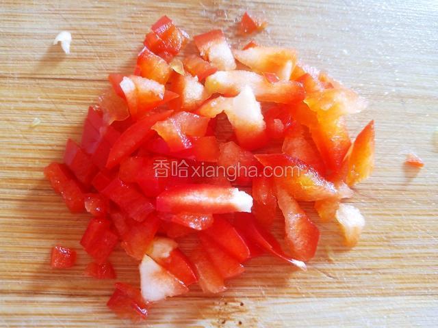 一小块红椒切碎。
