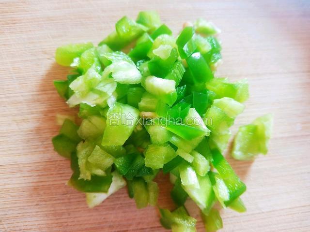 一小块青椒切碎。