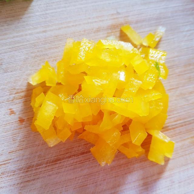 一小块黄椒切碎。