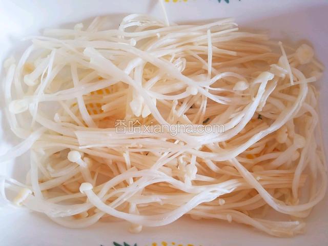 一小把金针菇洗干净后撕开平铺在碗底。