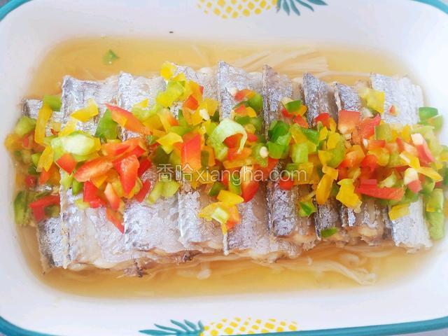 将切好的彩椒碎均匀的铺在带鱼上。