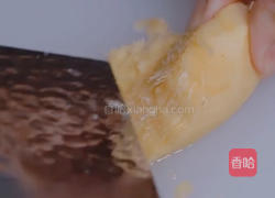 咸蛋黄香菇牛肉粽的做法图解3