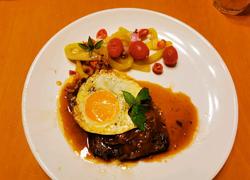 嫩煎牛扒 （番茄黑椒汁)