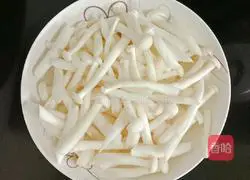 Illustration of how to make loofah, mushroom and egg drop soup 6