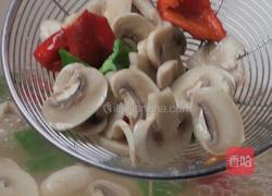 青红椒口蘑炒鸡蛋的做法图解10