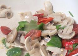 青红椒口蘑炒鸡蛋的做法图解12