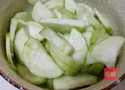 Illustration of how to make clam, loofah and vermicelli soup 3