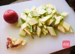 番茄炒西葫芦的做法图解1