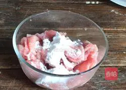 Illustration of how to make fried lean meat with snow peas 4