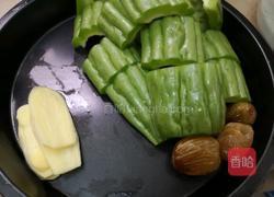 黑豆苦瓜排骨汤的做法图解1