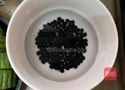 黑豆苦瓜排骨汤的做法图解2