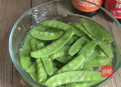 五花肉炒荷兰豆的做法图解3