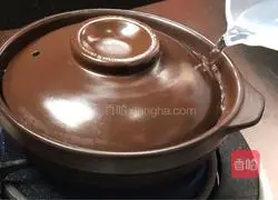 Illustration of how to make leftover claypot rice 9