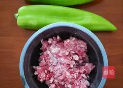 Illustration of how to make stuffed meat with tiger skin and green pepper 1