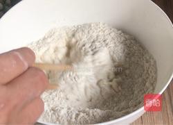 红萝卜牛肉锅贴的做法图解2