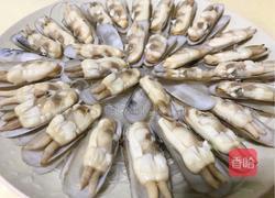 蒜蓉蛏子蒸粉丝的做法图解2