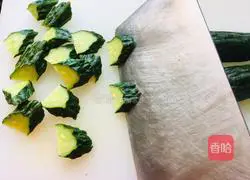Illustration of how to make scrambled eggs with cucumber 1