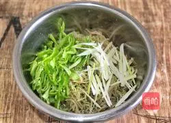 Illustration of how to make cold mung bean sprouts 4