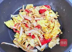 Illustration of how to make scrambled eggs with crab sticks 11