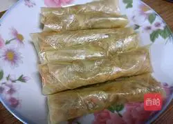 Illustration of how to make shrimp bean curd rolls 15