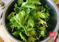 蒸芹菜叶的做法图解1