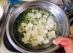 青豆炒百合的做法图解1