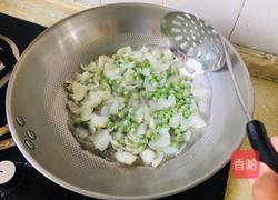 青豆炒百合的做法图解2