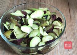 茄子炒五花肉的做法图解1