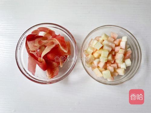 剥皮备用，1个桃子切丁<br/>