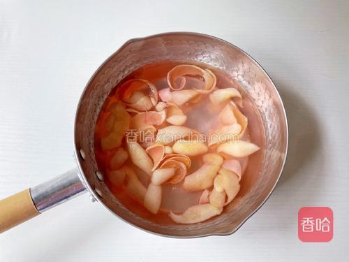 锅中加入清水+桃皮+白糖，煮出颜色