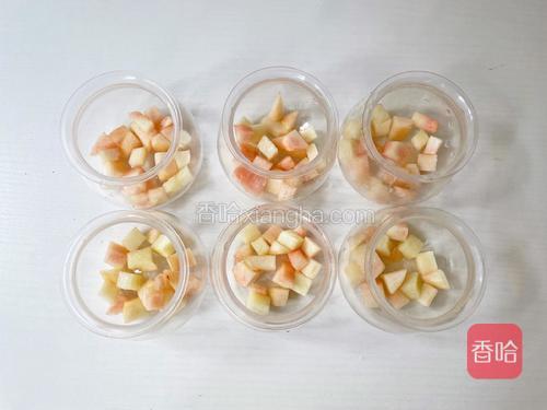 布丁杯先放入桃子丁