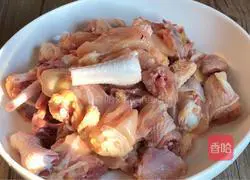 Illustration of how to make roasted chicken with mushrooms and potatoes 3