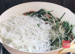 Yinya fried vermicelli recipe illustration 13