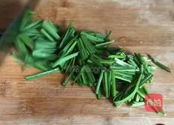 Illustration of how to make stir-fried pig blood with leeks 2