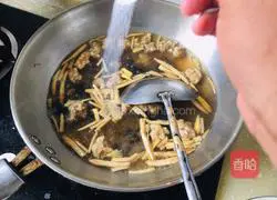 Illustration of how to make spicy and sour crispy pork soup 3