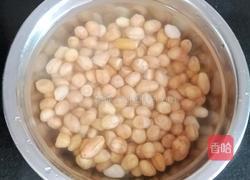 莲藕花生炖猪脚的做法图解1