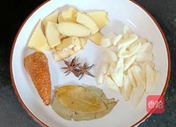 莲藕花生炖猪脚的做法图解3