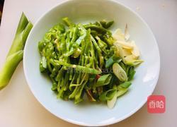 青椒豆皮炒肉丝的做法图解1