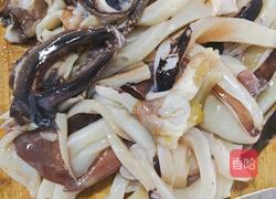 鱿鱼炒蒜薹的做法图解1