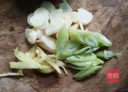 Illustration of how to make stir-fried loofah 2