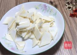 酸豆角茭白炒腊肠的做法图解2