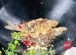 家常炖鲫鱼的做法图解9