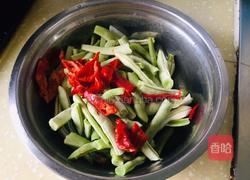 干煸梅豆的做法图解1