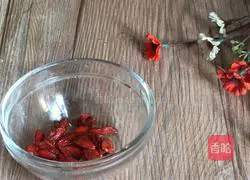 Illustration of how to make tofu, wolfberry and radish seedling soup 4