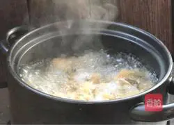 Illustration of how to make wolfberry rock sugar and white fungus soup 5