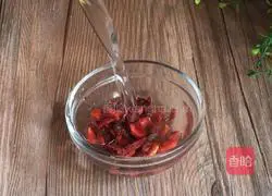 Illustration of how to make wolfberry rock sugar and white fungus soup 6