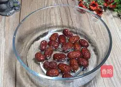 Illustration of how to stew apples and white fungus 3